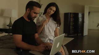 Slutty esmer onu kedi germek için büyük bir horoz ihtiyacı var