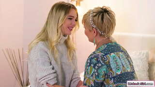 Büyük memeli milf göt küçük memeli lezbiyen bebek tarafından yaladı