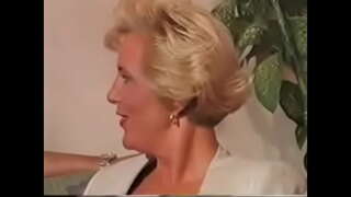 Hamtong nga mga 50 ka tuig gangbang Siya mao ang boss sa mainit nga mga babaye horny