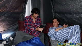 Busty cougar survotaan lyhyen kaverit trio, kunnes cumshot