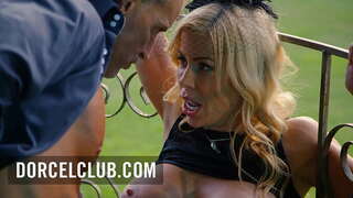 Sexo en el parque con una tetona rubia de MILF