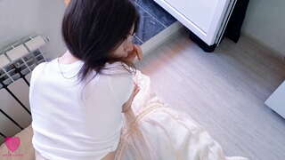 Seksi bir bodysuit ve gözlüklü sıska sevimli esmer tutkulu seks yapmayı, bir dick emmeyi ve tatlı kıçına boşalıncaya kadar küçük kedisinde bir dick hissetmeyi sever