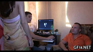 Güzel ergen kız köpek moda duruyor