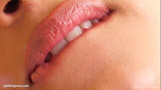 Лена меорад хушнудии, мастурбируя ангуштони худ ва дилдо дар Give Me Pink