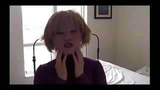 Mulier ponit in feminam larva ludit cum dildo