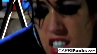 ���ਾਲੇ ਬਾਲਾਂ ਵਾਲੀ ਗੋਰੀ ਸੋਹਣੀ ਕੁੜੀ ਪ੍ਰਾਪਤ ਕਰਦਾ ਹੈ, ਭੰਨਦਾ