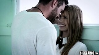 Sexy babe suĉis granda malmolan penison