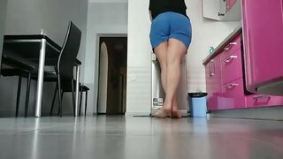 Annem mutfakta oynuyor. Çok azgın ve ıslak kedi