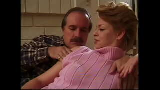 Beroa heldua Sharin Egurra putz to sakona lortzen pussy zulaketa eta cumshot on ipurdian