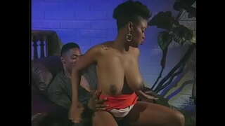 Czarny facet lizanie owłosione cipki murzyńskiej laski i fucks jej na raka na krześle